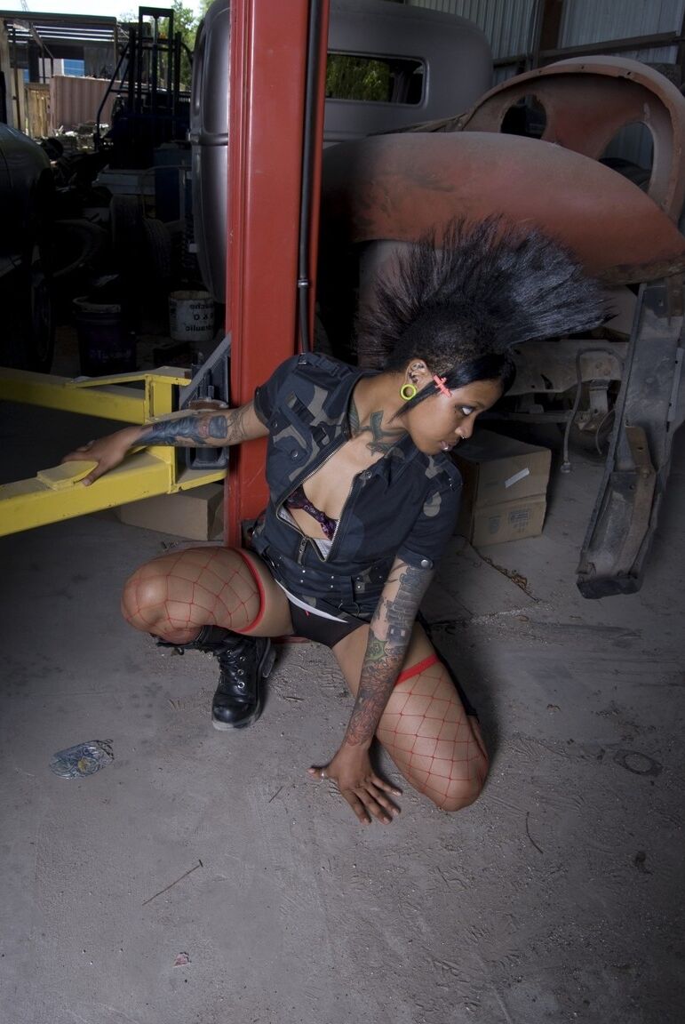 17P Mohawk sporting Niea undresses in the garage to pose in fishnets & boots