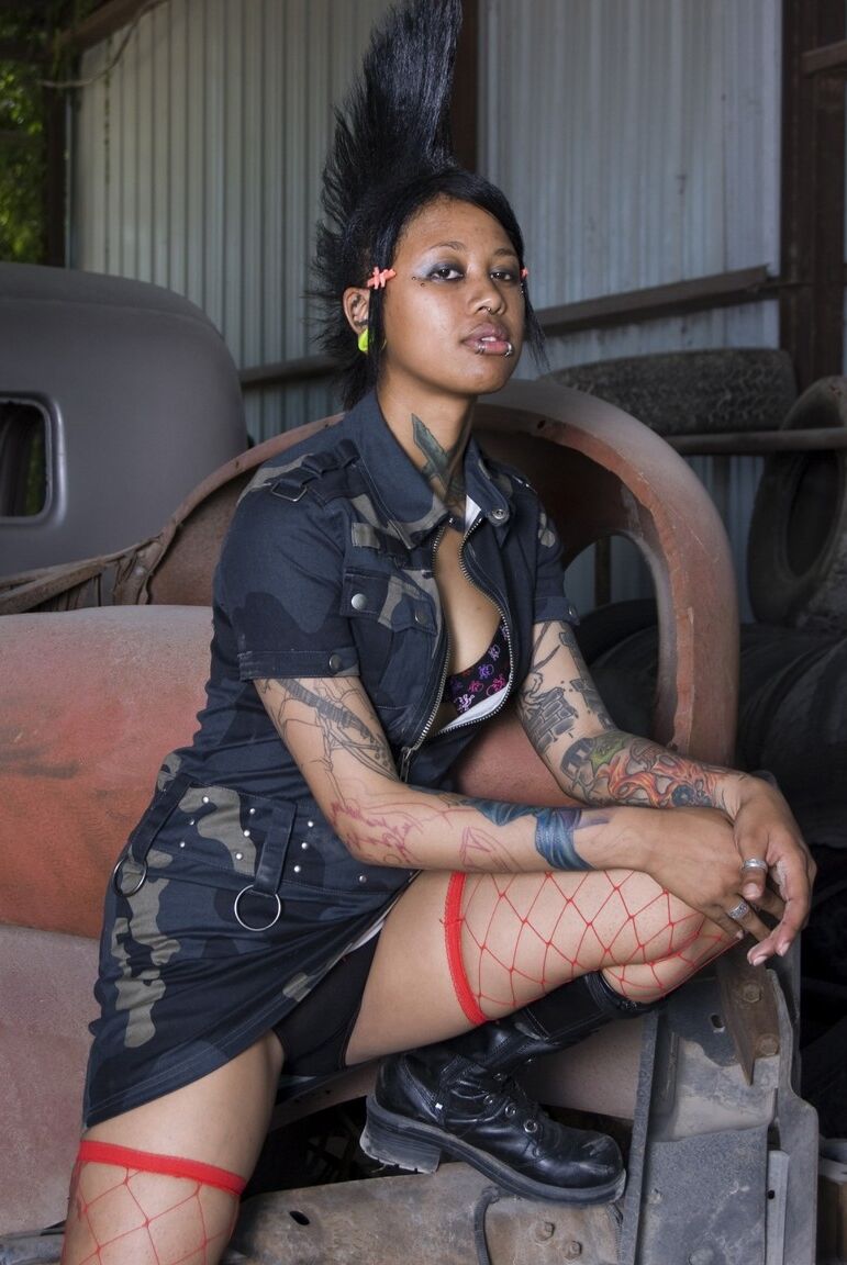 17P Mohawk sporting Niea undresses in the garage to pose in fishnets & boots