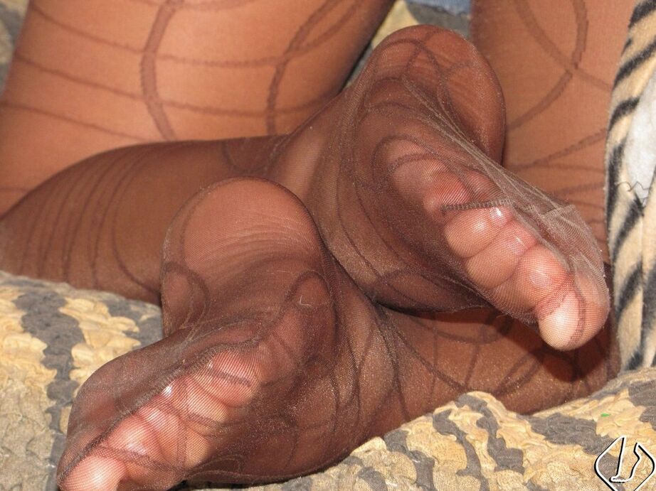 15P Mulher vestida tira os saltos altos enquanto usa meia-calça sexy
