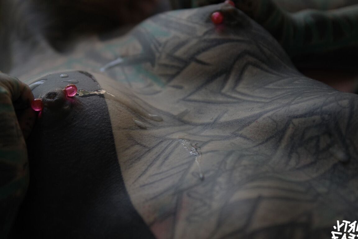 16P La chica muy tatuada Valkyriz luce rastas mientras se toca el coño con los dedos
