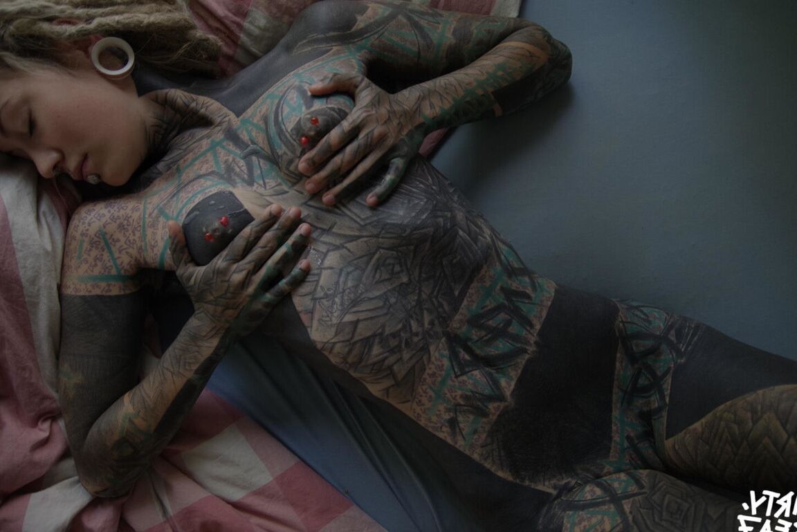 16P La chica muy tatuada Valkyriz luce rastas mientras se toca el coño con los dedos