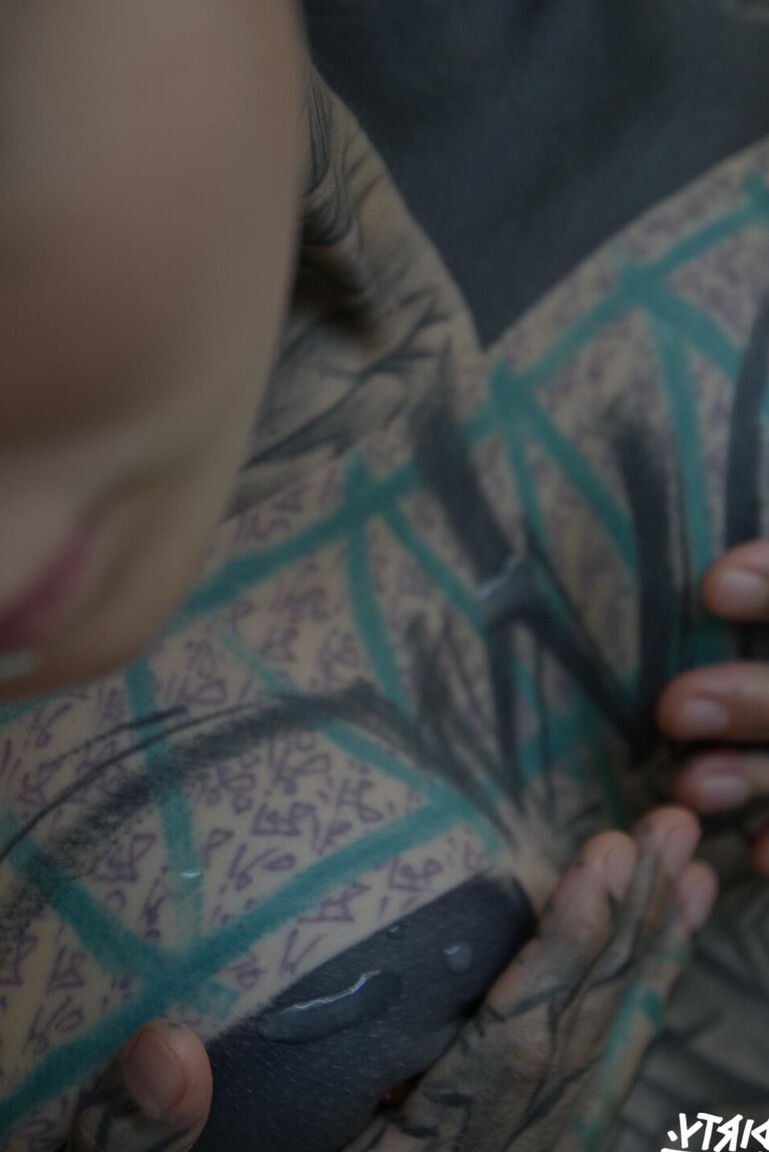 16P La chica muy tatuada Valkyriz luce rastas mientras se toca el coño con los dedos