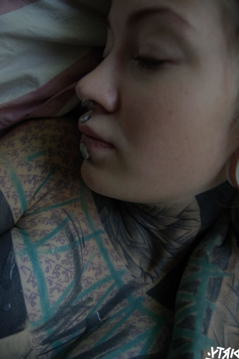 16P La chica muy tatuada Valkyriz luce rastas mientras se toca el coño con los dedos