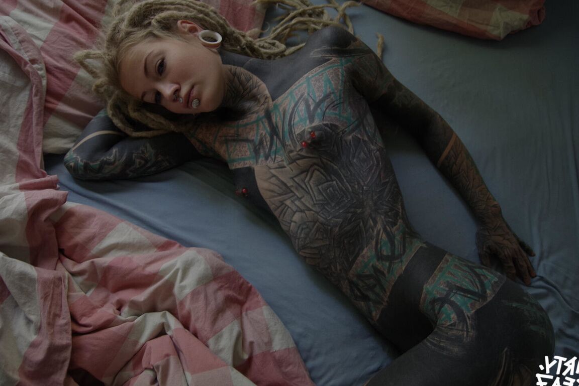16P La chica muy tatuada Valkyriz luce rastas mientras se toca el coño con los dedos