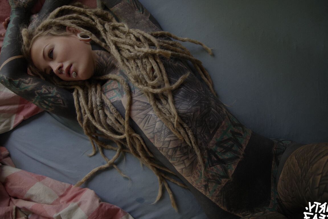 16P La chica muy tatuada Valkyriz luce rastas mientras se toca el coño con los dedos