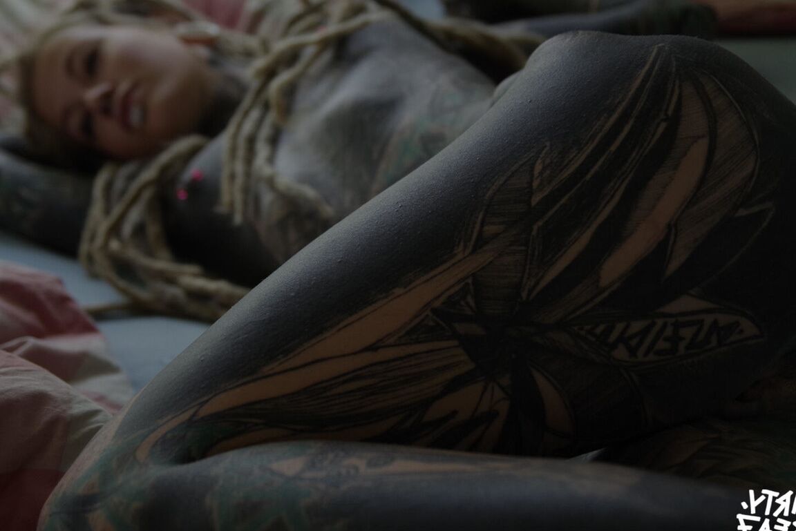 16P La chica muy tatuada Valkyriz luce rastas mientras se toca el coño con los dedos