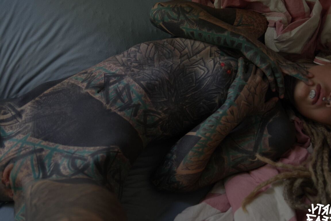 16P La chica muy tatuada Valkyriz luce rastas mientras se toca el coño con los dedos