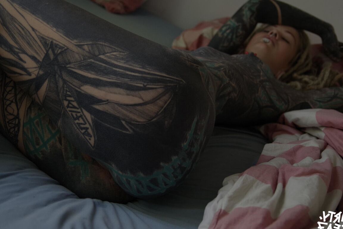 16P La chica muy tatuada Valkyriz luce rastas mientras se toca el coño con los dedos