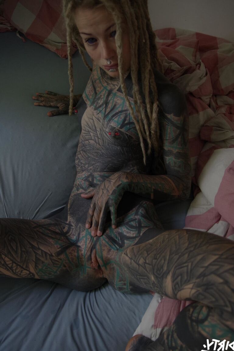 16P La chica muy tatuada Valkyriz luce rastas mientras se toca el coño con los dedos