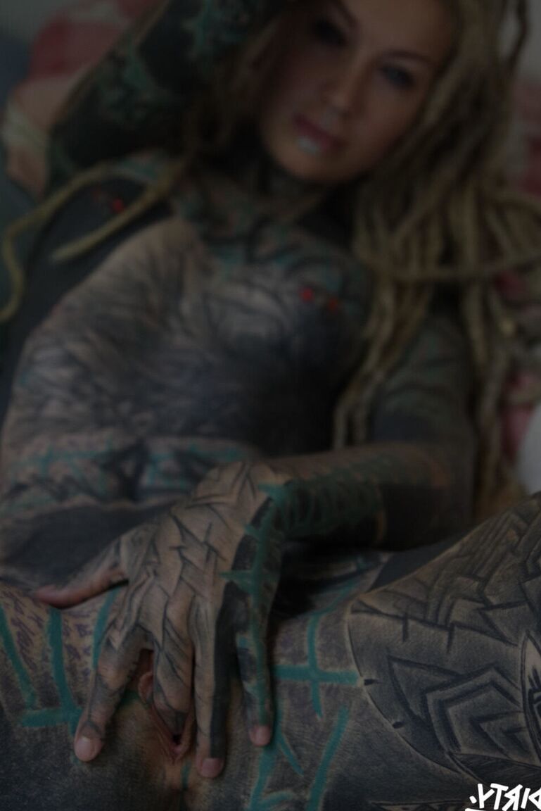 16P La chica muy tatuada Valkyriz luce rastas mientras se toca el coño con los dedos