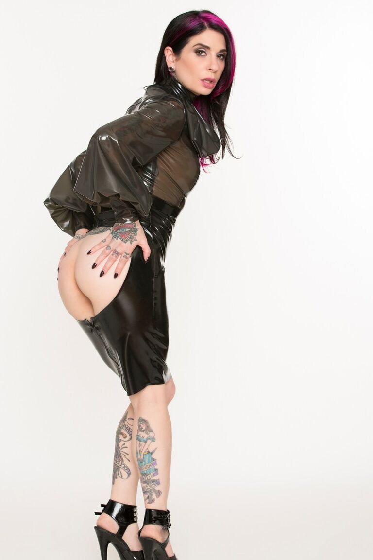 Die versaute 17P-Sekretärin MILF Joanna Angel liebt es, ihren Arsch in Latex zur Schau zu stellen