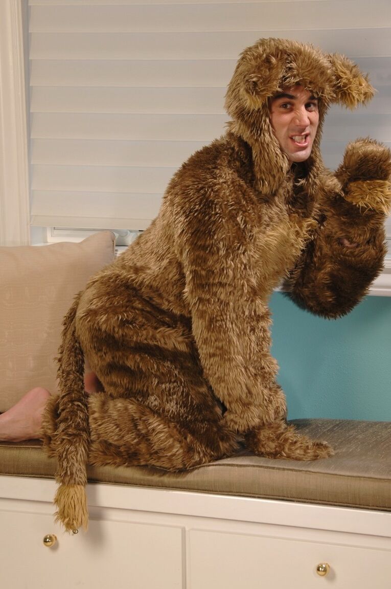 L'étudiant de 21P Samuel O'Toole enlève son costume d'ours pour montrer son corps sexy