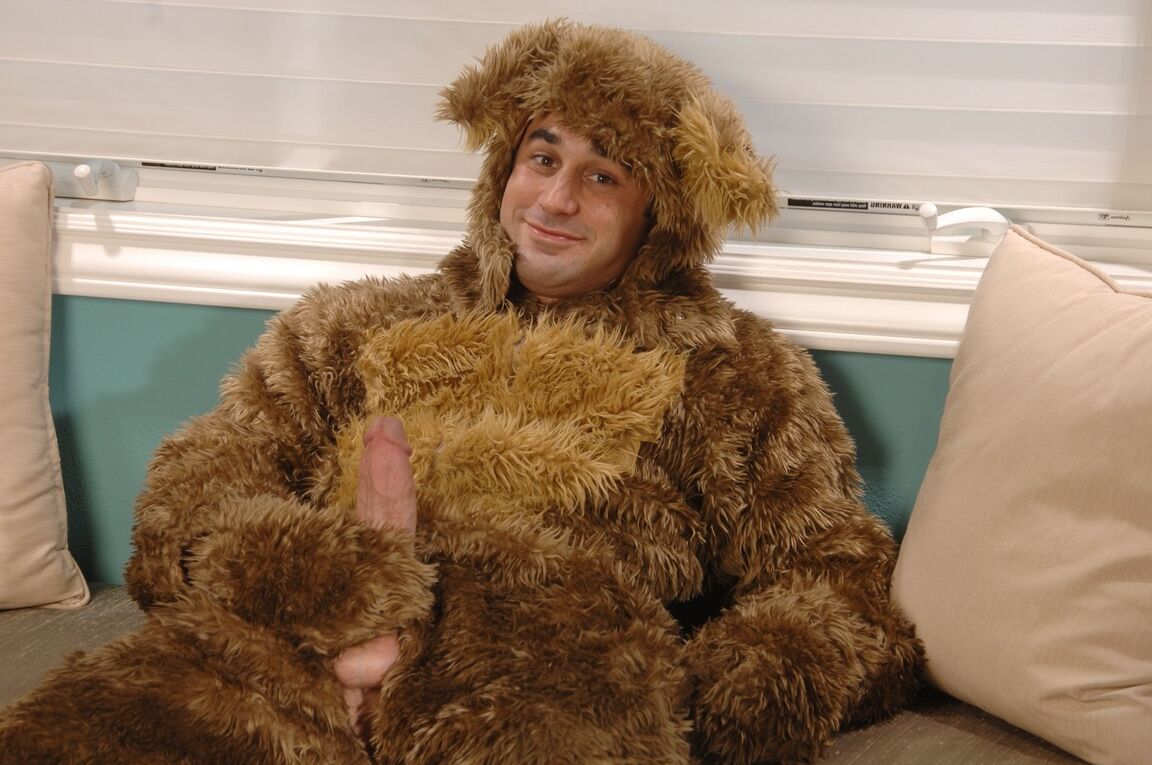 L'étudiant de 21P Samuel O'Toole enlève son costume d'ours pour montrer son corps sexy