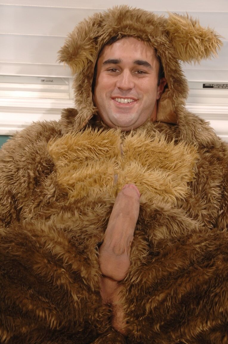 L'étudiant de 21P Samuel O'Toole enlève son costume d'ours pour montrer son corps sexy