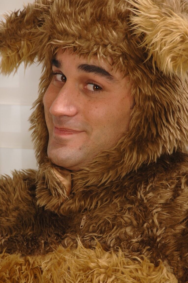 L'étudiant de 21P Samuel O'Toole enlève son costume d'ours pour montrer son corps sexy