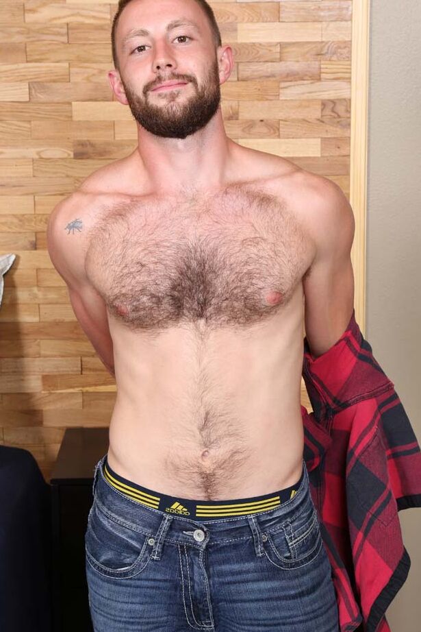 21P El oso gay caliente Kodi muestra su polla y posa desnudo en su habitación