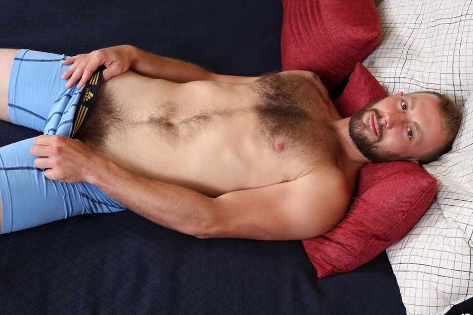 21P El oso gay caliente Kodi muestra su polla y posa desnudo en su habitación