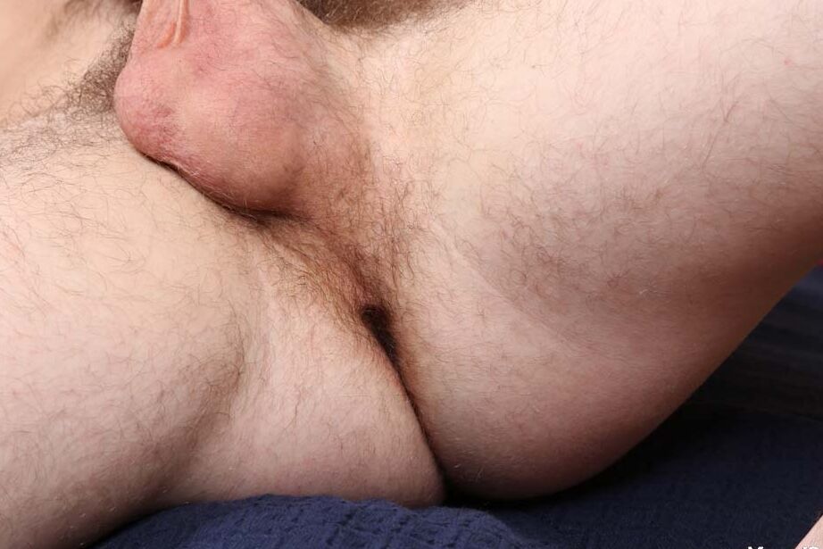 21P El oso gay caliente Kodi muestra su polla y posa desnudo en su habitación