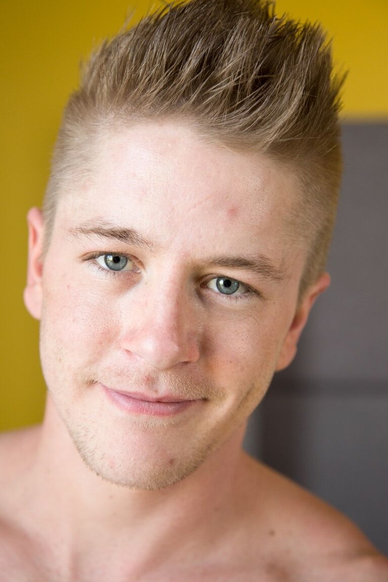 21P O galã gay loiro Chris Blades fica anal fodido por seu amante tatuado Chris Jones