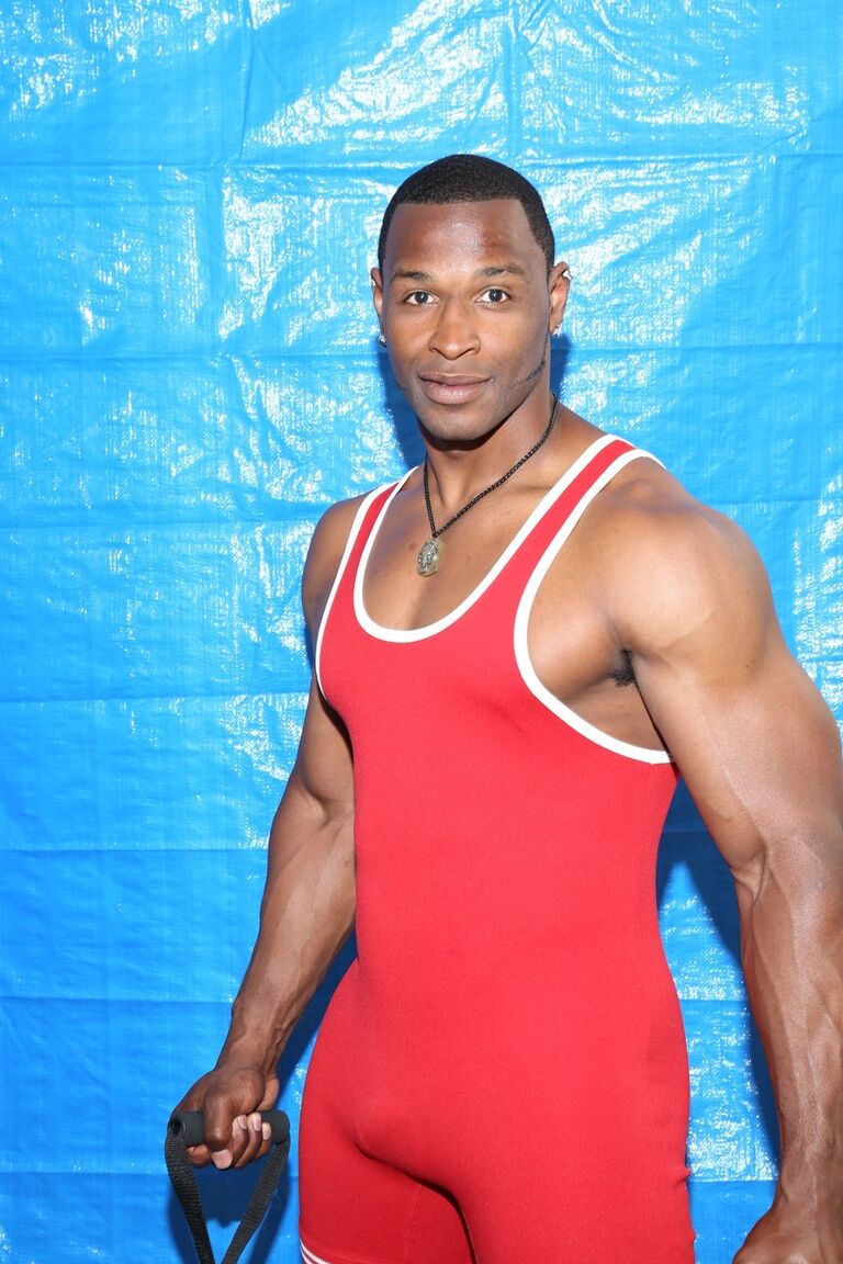 21P O musculoso lutador negro Akira Jyn mostra sua bunda gostosa e seu pau grande em um solo