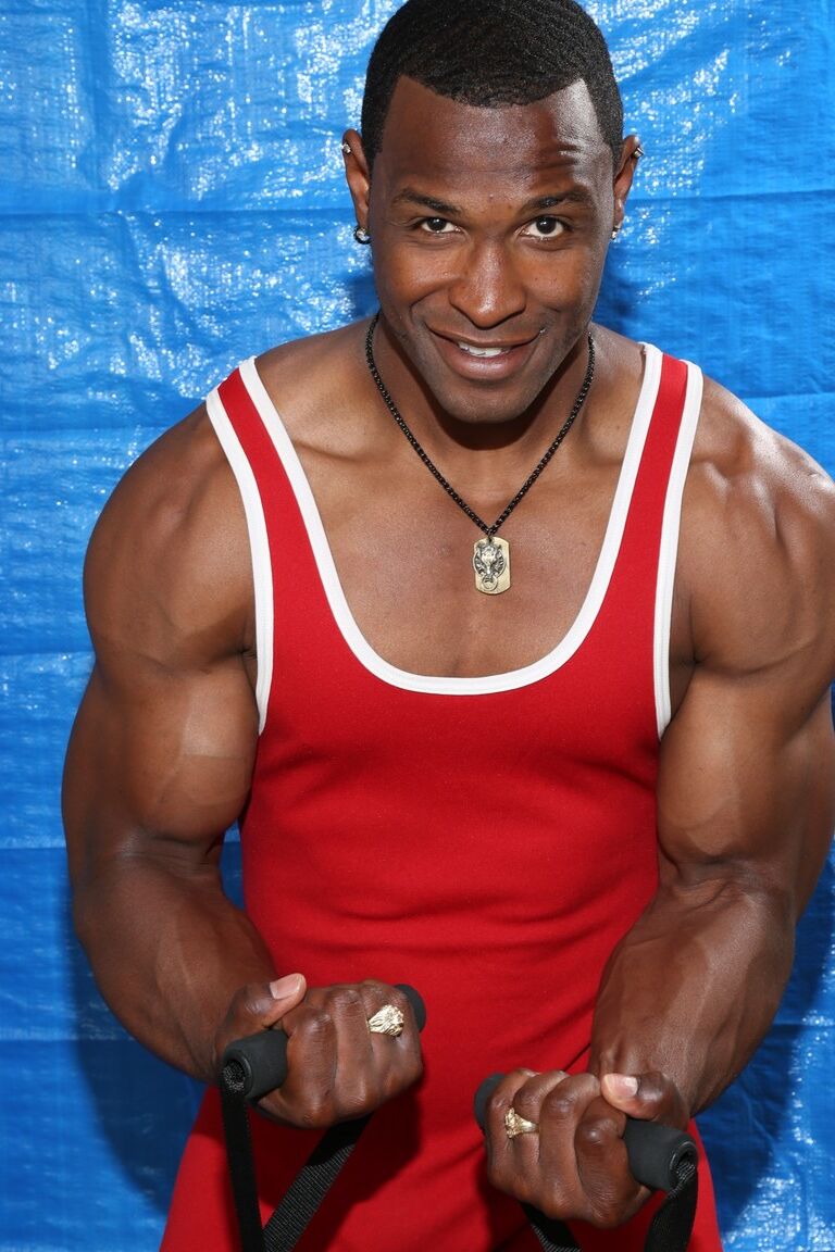 21P O musculoso lutador negro Akira Jyn mostra sua bunda gostosa e seu pau grande em um solo
