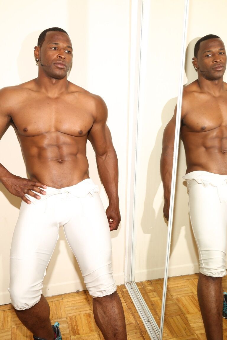 21P O musculoso lutador negro Akira Jyn mostra sua bunda gostosa e seu pau grande em um solo