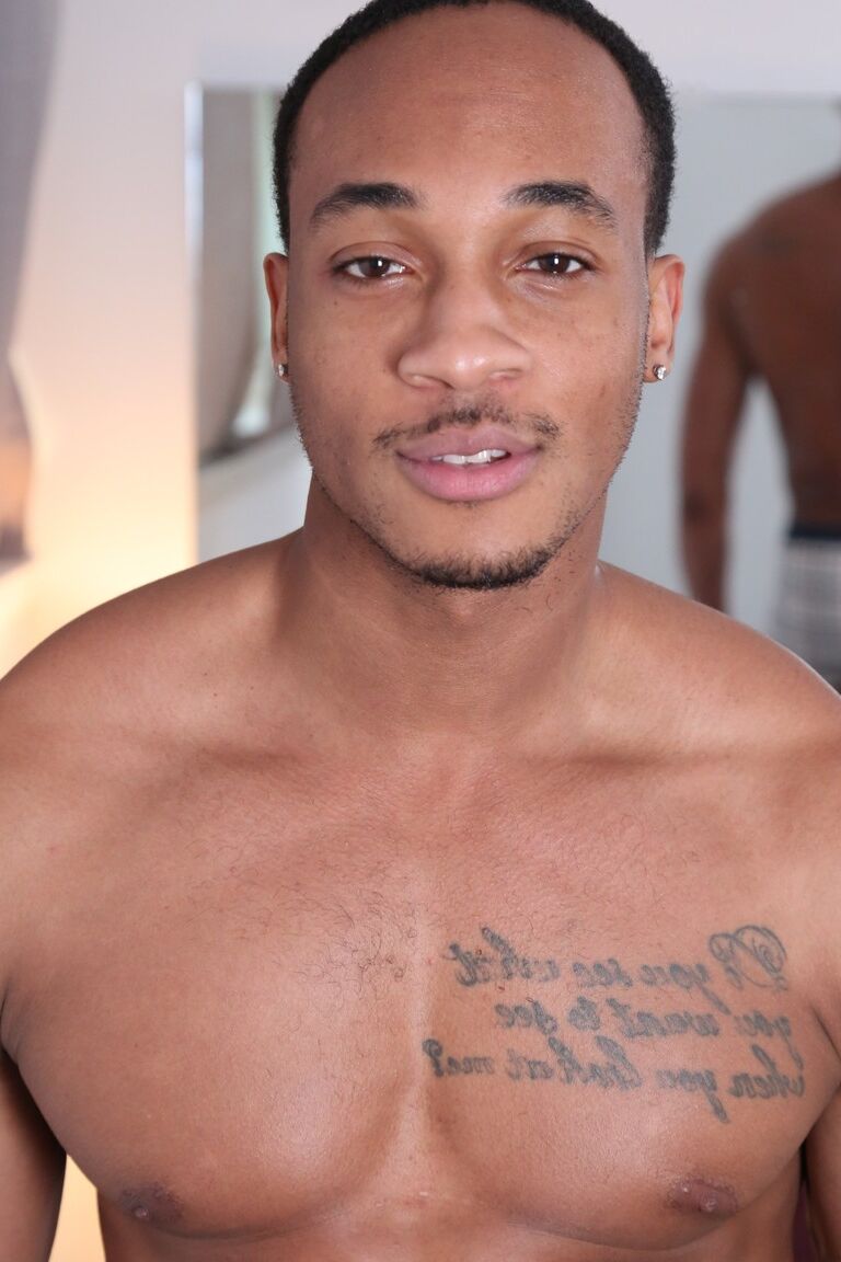 21P O negro excêntrico Trent King mostra seu enorme tesão e posa em um solo