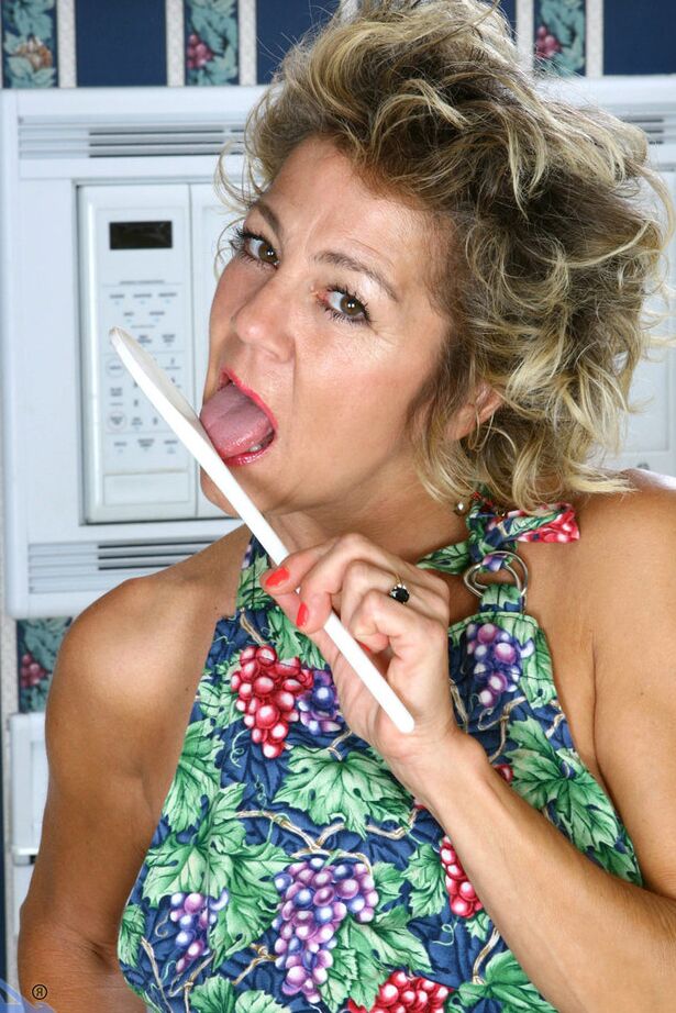 16P Ama de casa mayor lleva una cuchara para hornear a su vagina alimentada por hormonas