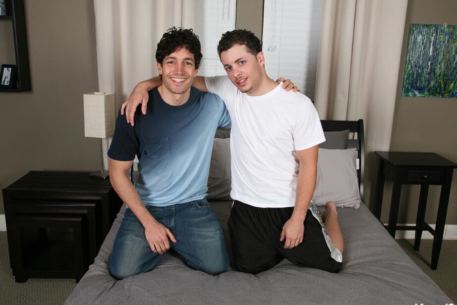 21P Gays com tesão Silas e Santana se despem para chupar pau e fazer sexo quente