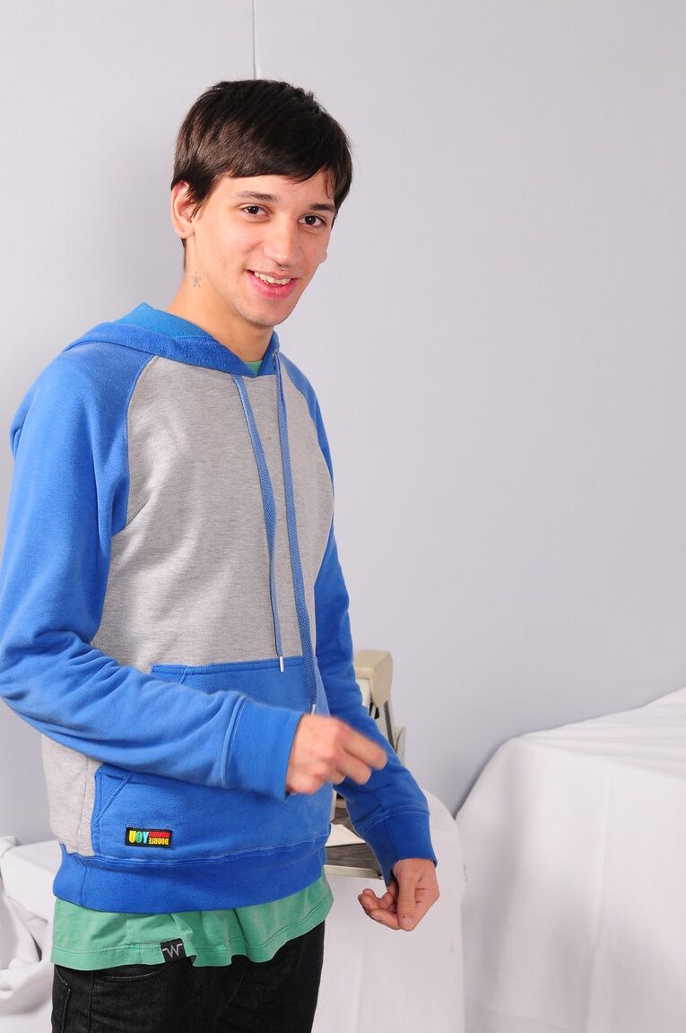 21P Garoto gay fofo tira a roupa no consultório médico e tem seu pau curvo ordenhado