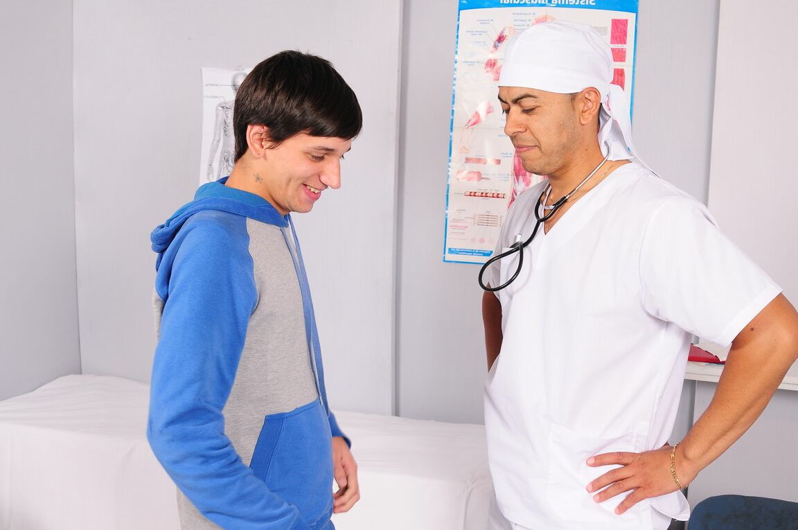 21P Garoto gay fofo tira a roupa no consultório médico e tem seu pau curvo ordenhado