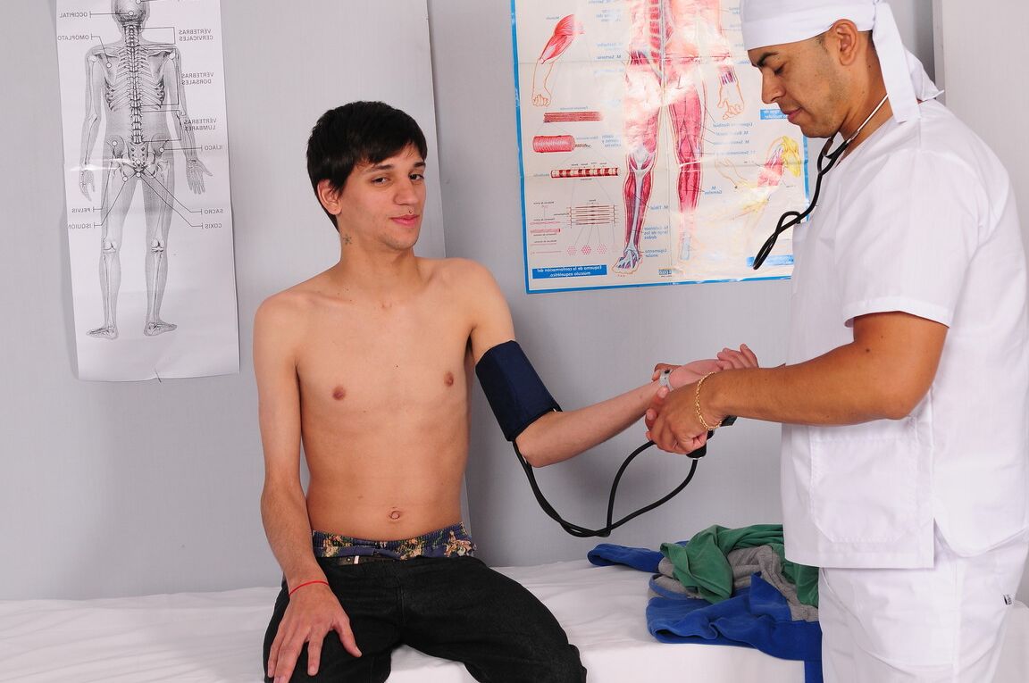 21P Garoto gay fofo tira a roupa no consultório médico e tem seu pau curvo ordenhado