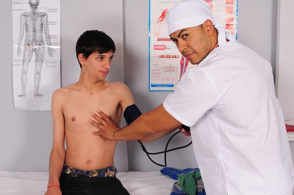 21P Garoto gay fofo tira a roupa no consultório médico e tem seu pau curvo ordenhado