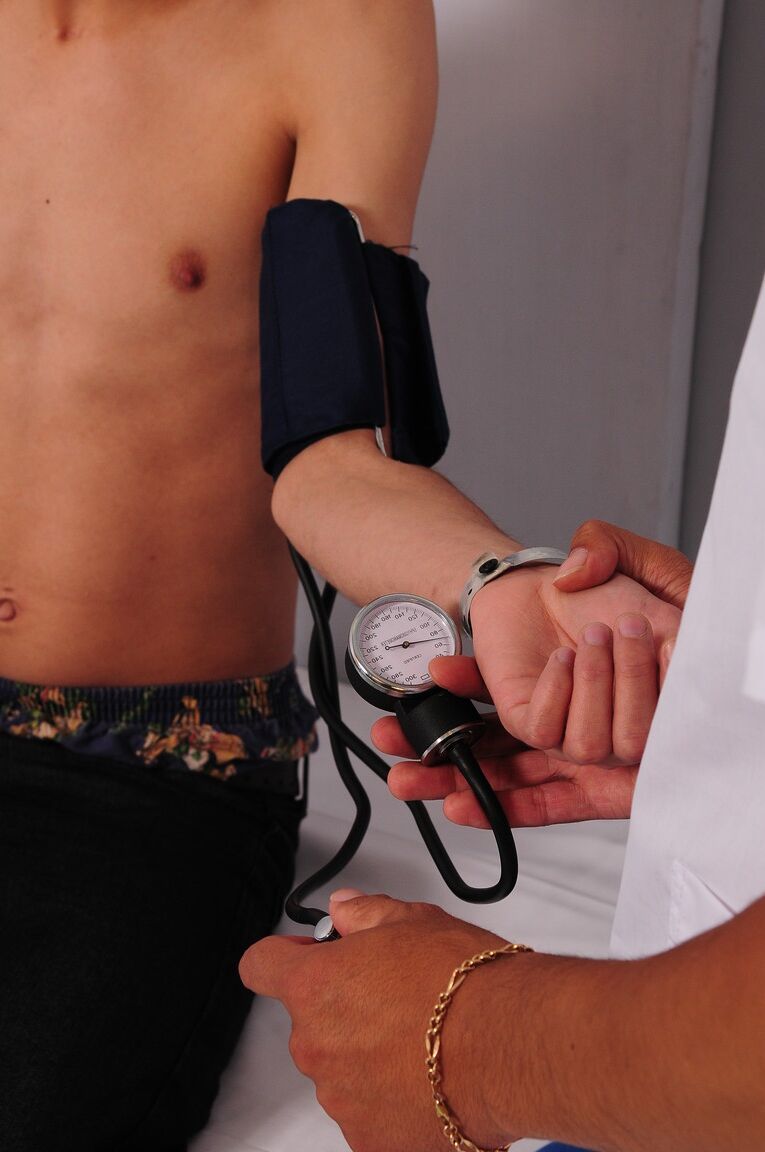21P Garoto gay fofo tira a roupa no consultório médico e tem seu pau curvo ordenhado