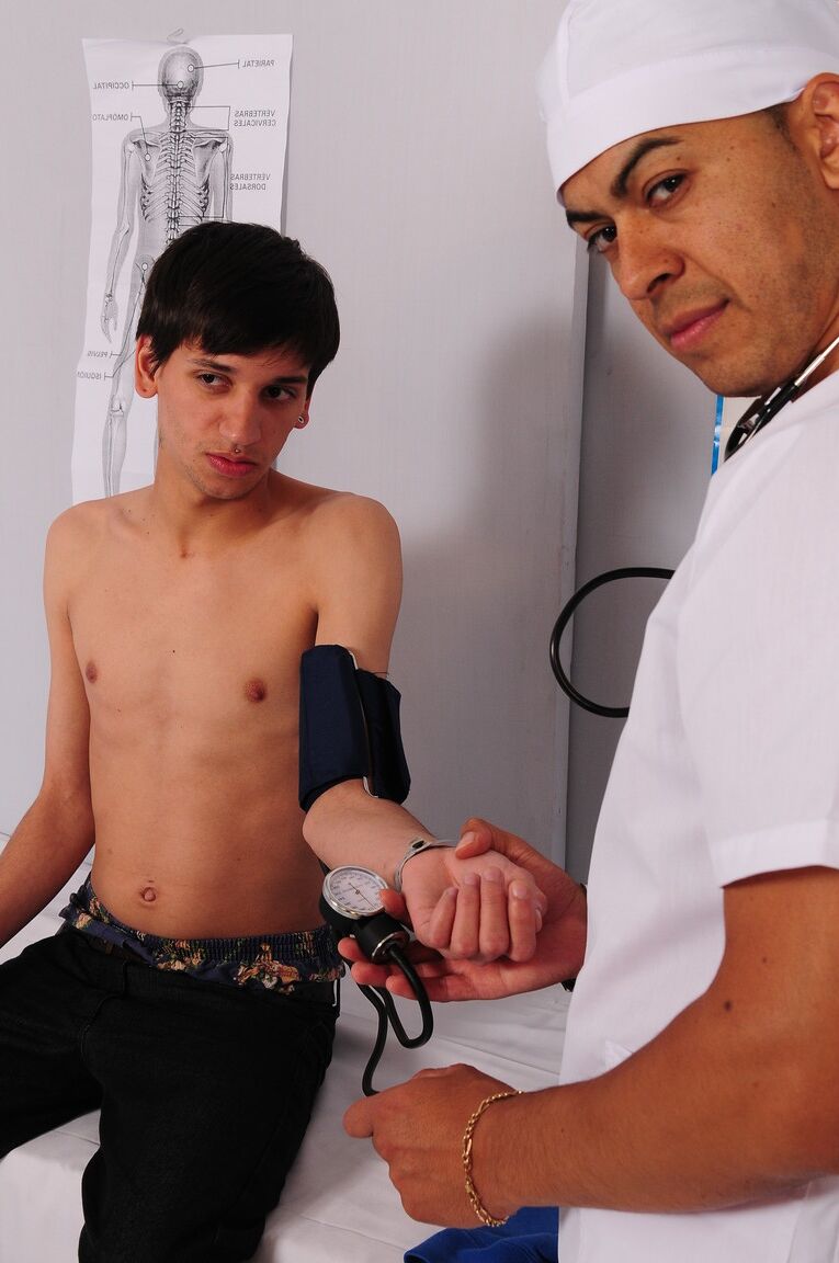 21P Garoto gay fofo tira a roupa no consultório médico e tem seu pau curvo ordenhado
