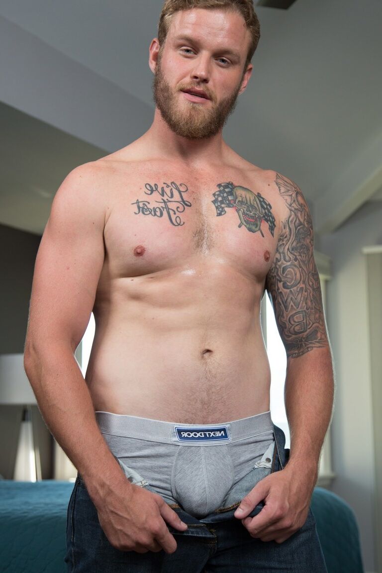 21P Gays tatuados com tesão Shawn Reeve e Gunner se fodem depois de se despir