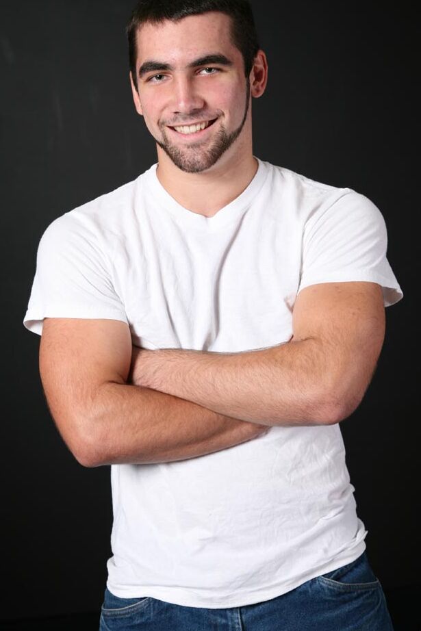 21P Le gay sexy Tucker perd lentement sa chemise et son jean et caresse sa longue bite