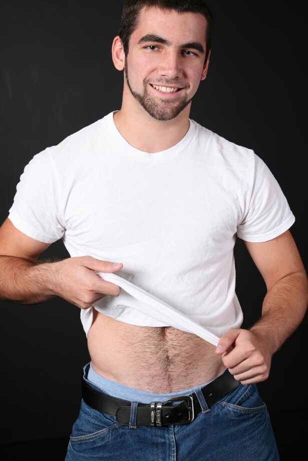 21P Le gay sexy Tucker perd lentement sa chemise et son jean et caresse sa longue bite