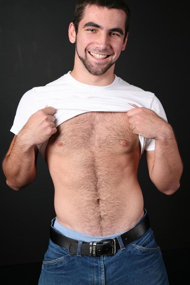 21P Le gay sexy Tucker perd lentement sa chemise et son jean et caresse sa longue bite