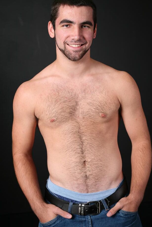 21P Le gay sexy Tucker perd lentement sa chemise et son jean et caresse sa longue bite