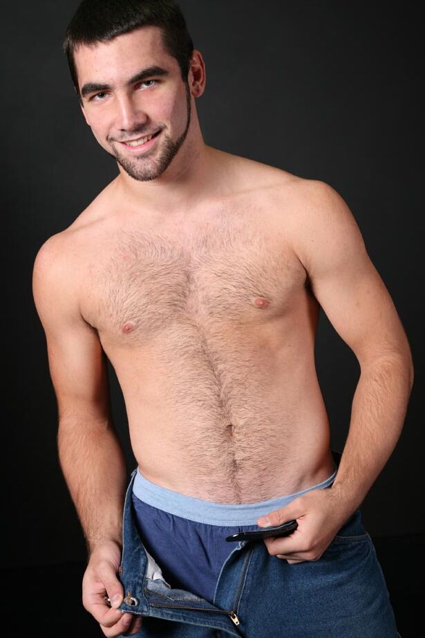 21P Le gay sexy Tucker perd lentement sa chemise et son jean et caresse sa longue bite