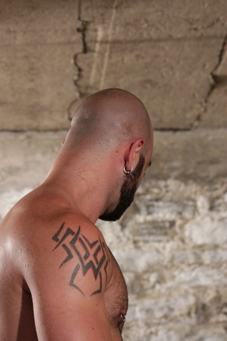 21P Black hunk Derek Reynolds gets fucked & jizzed by Troy Punk & Sam Swift
