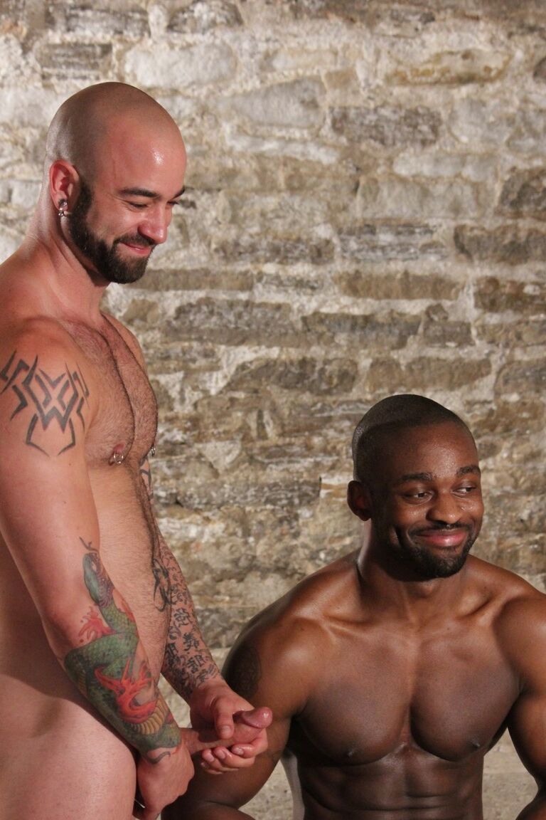 21P Black hunk Derek Reynolds gets fucked & jizzed by Troy Punk & Sam Swift