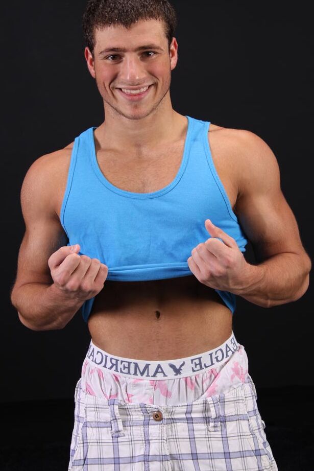 21P El lindo y musculoso gay Clyde hace alarde de sus abdominales marcados y su gran polla dura