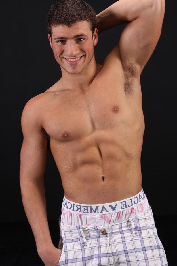 21P El lindo y musculoso gay Clyde hace alarde de sus abdominales marcados y su gran polla dura