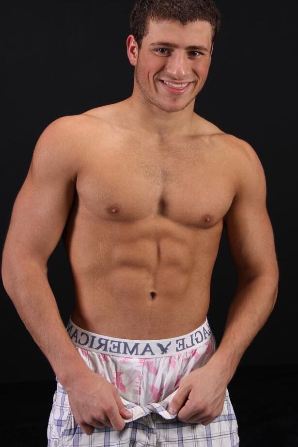 21P El lindo y musculoso gay Clyde hace alarde de sus abdominales marcados y su gran polla dura
