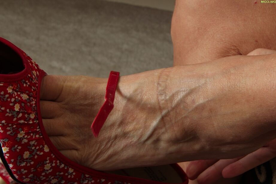 16P Escena desnudándose muestra a la abuela rubia Lisa Cognee en bragas