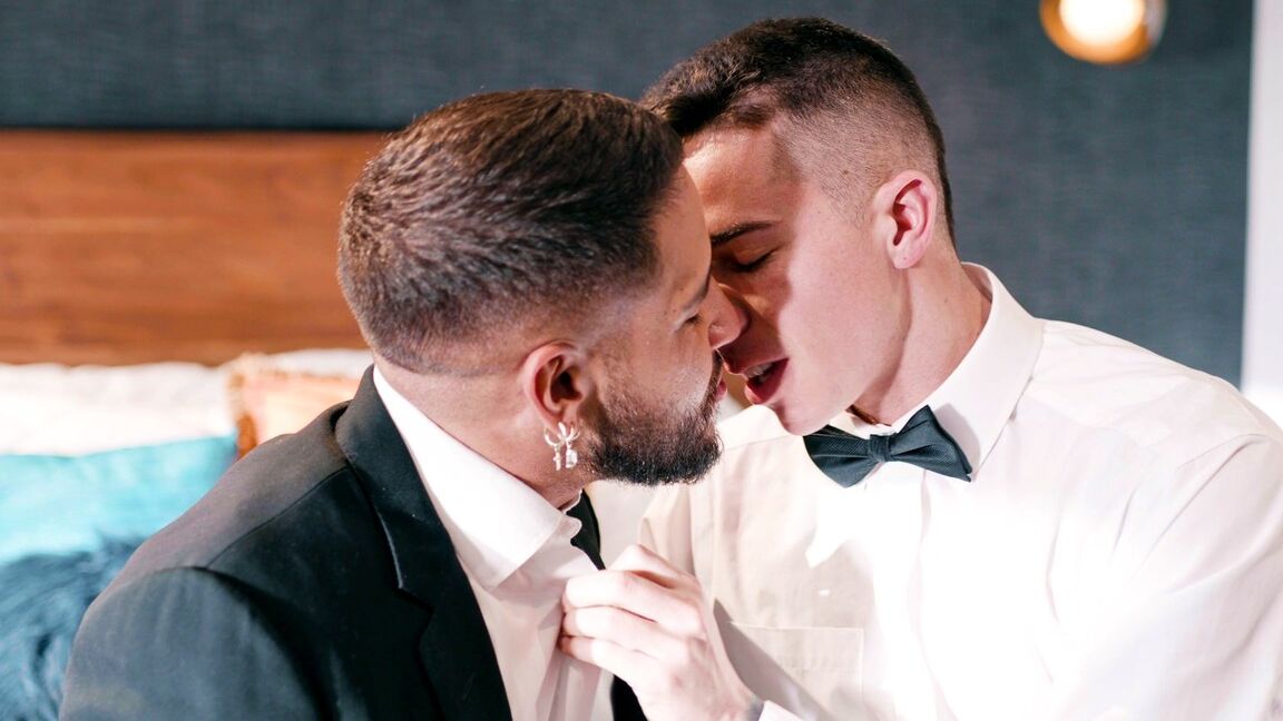 21P Gay Brock Banks fucks his hubby Vincent O Reilly & best man Reese Rideout