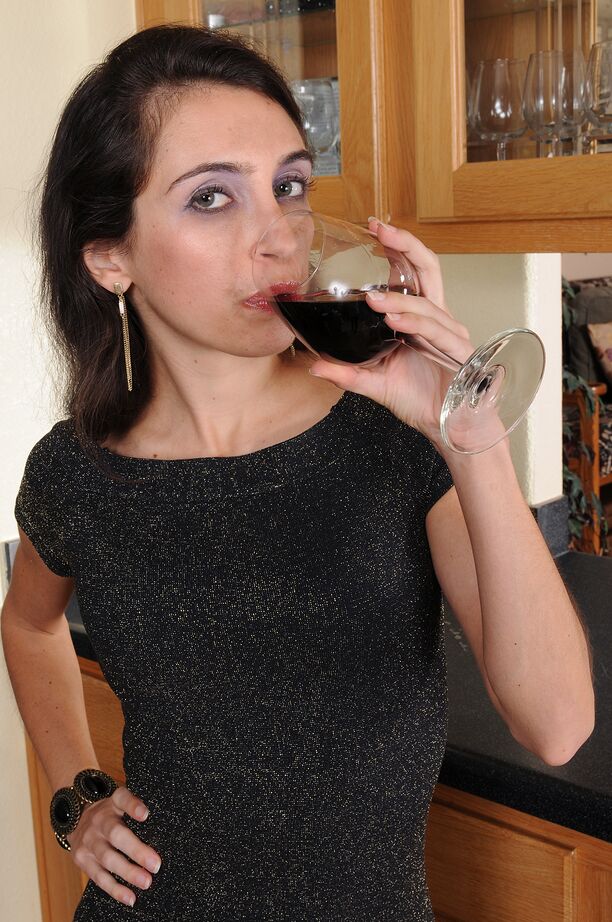 15P Fröhliche dunkelhaarige MILF Bella G spreizt ihre Muschi aus nächster Nähe in der Küche
