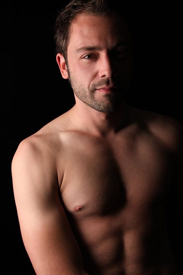 21P El alto moreno gay Johannes se desnuda
